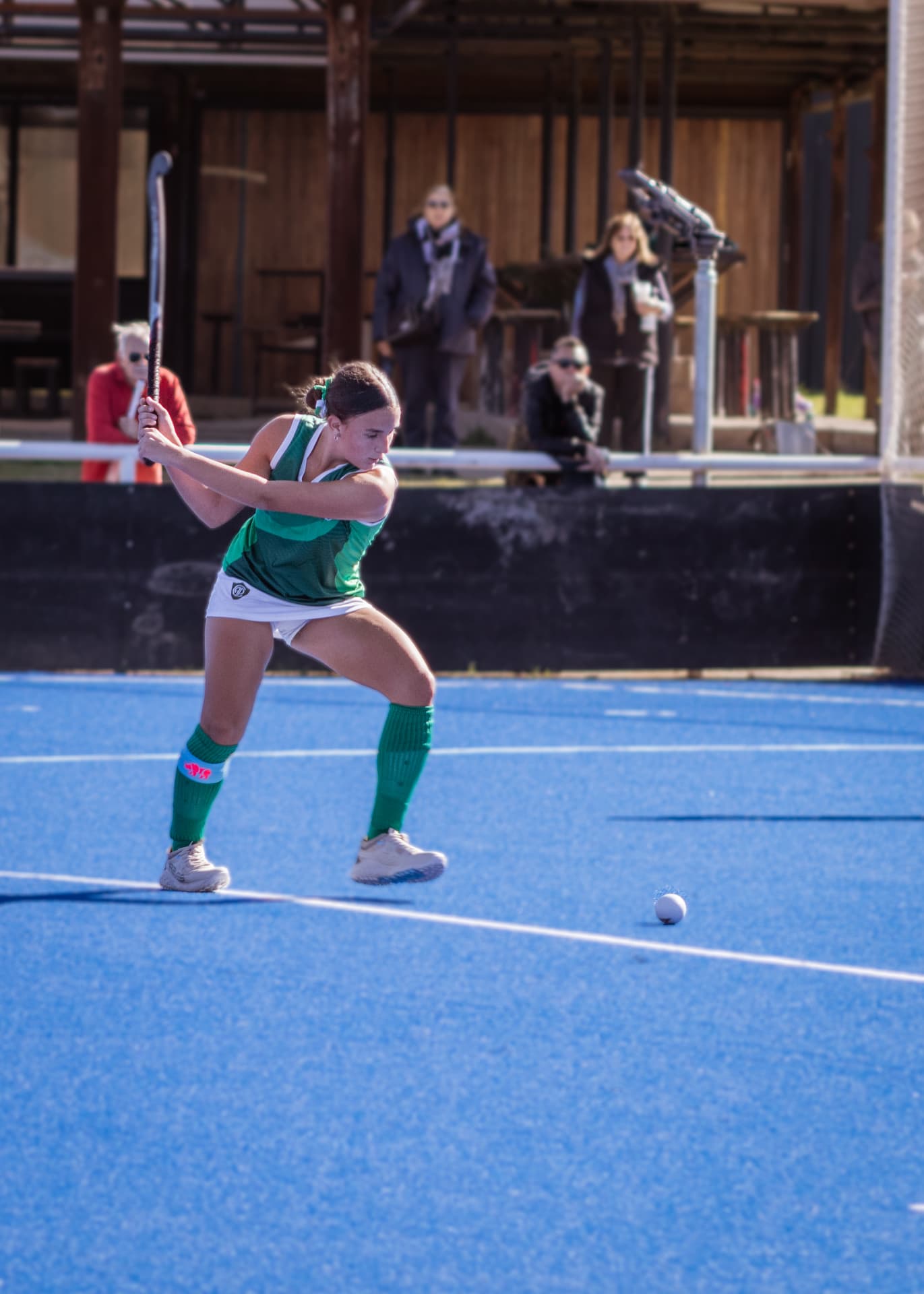 Jugadora de hockey por ejecutar un drive