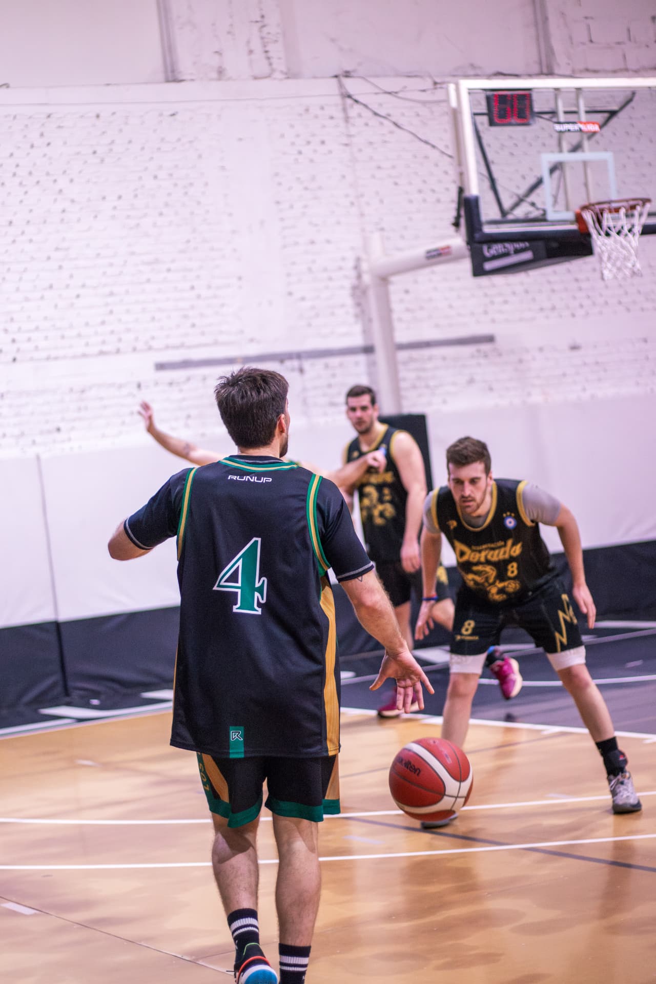 Jugador de básquet conduciendo la pelota frente a la defensa