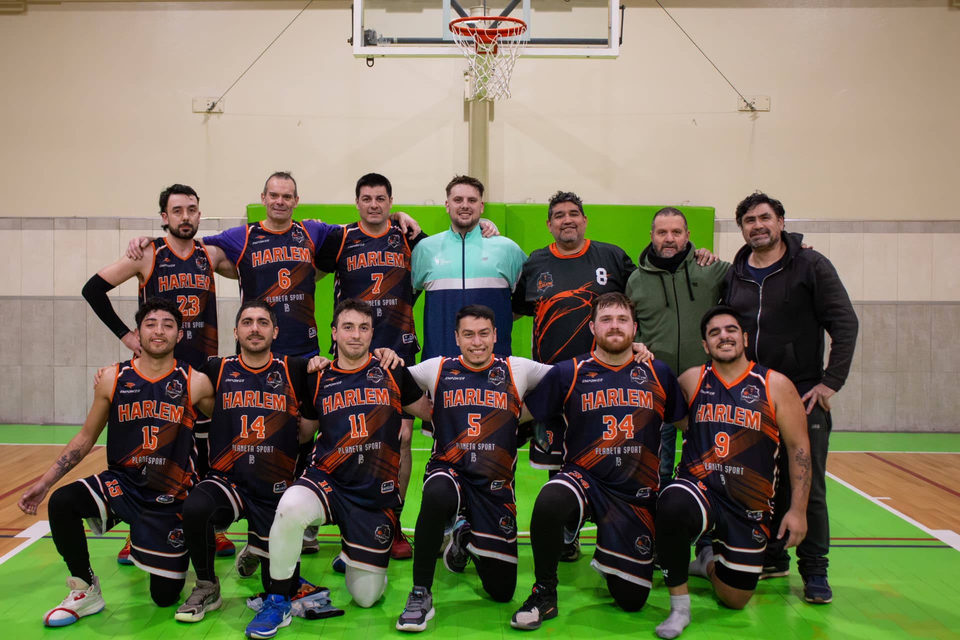 Foto grupal del equipo de básquet Harlem en la cancha