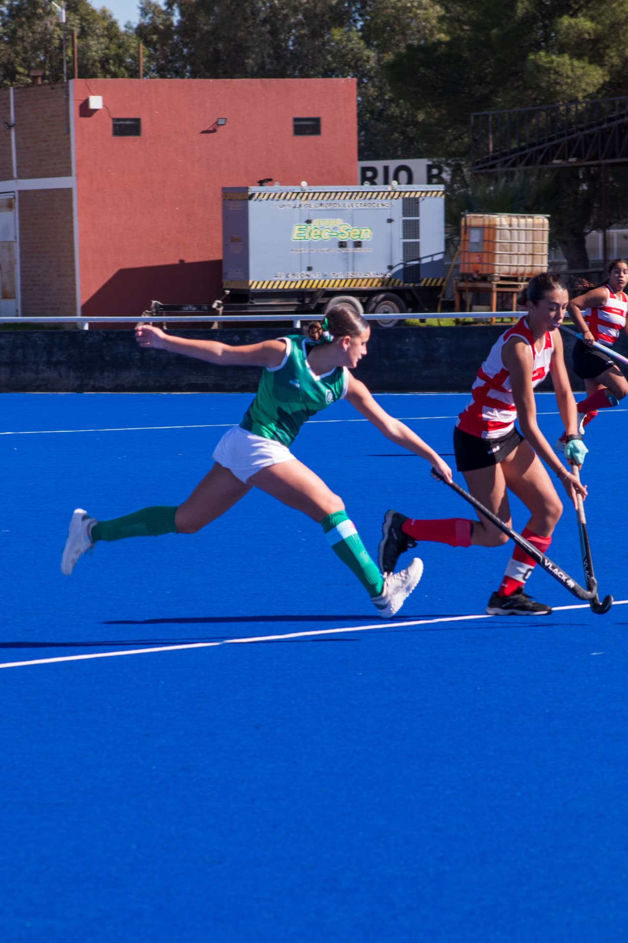 Duelo entre dos jugadoras de hockey en velocidad