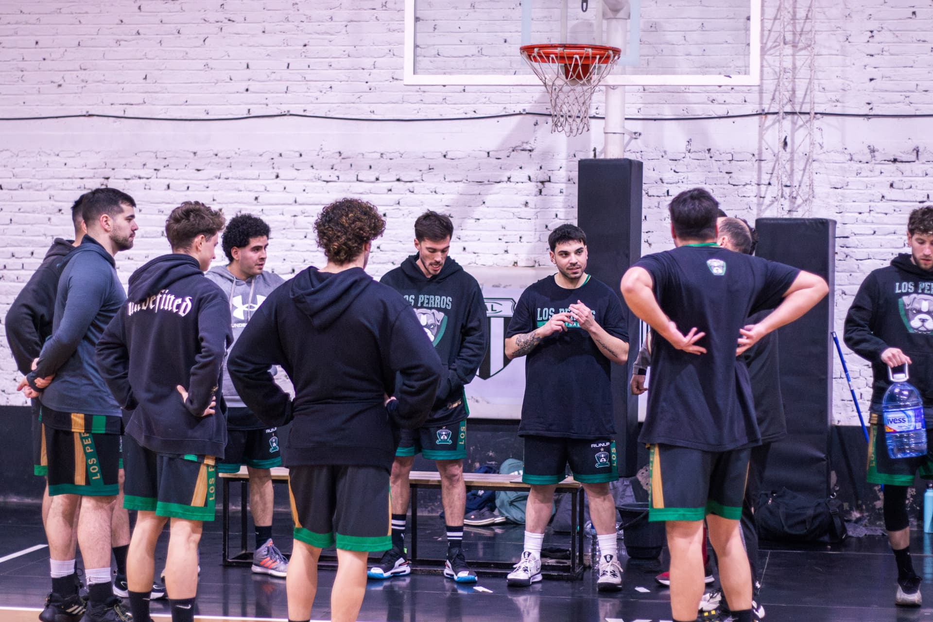 Equipo de básquet escuchando al entrenador durante un tiempo muerto