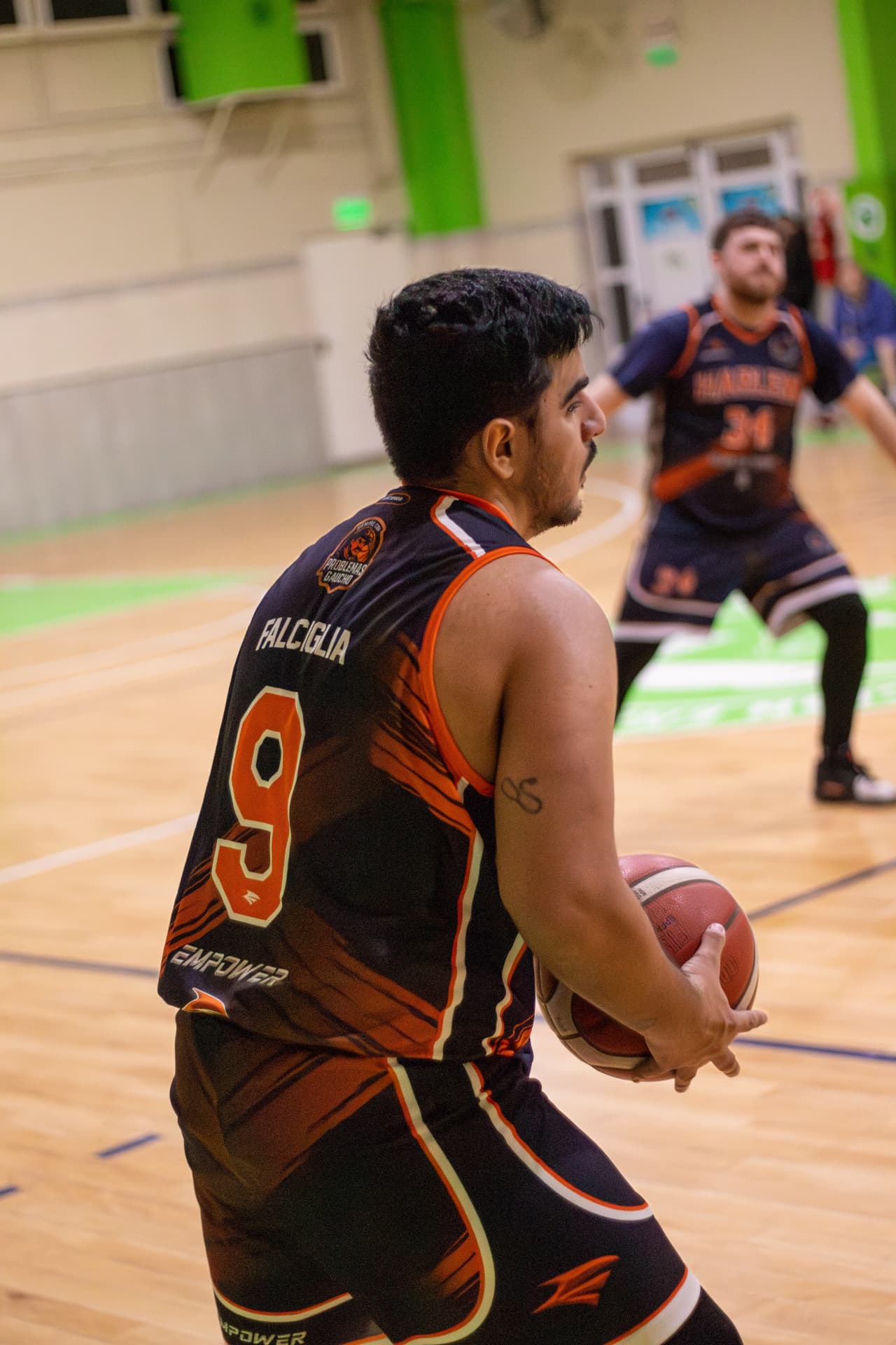 Jugador de básquet sosteniendo la pelota antes de atacar