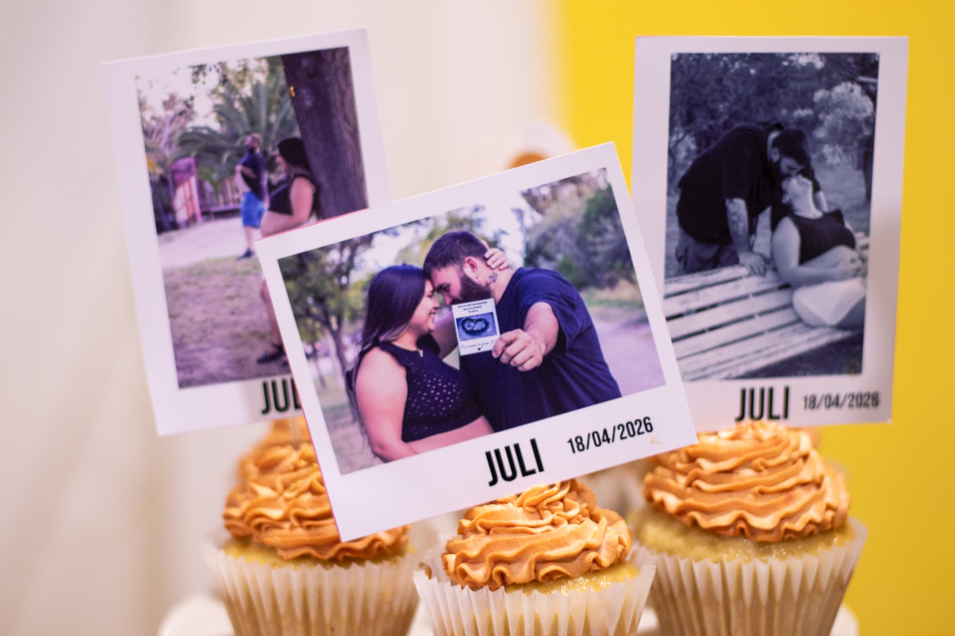 Cupcakes con fotos polaroid del baby shower como decoración
